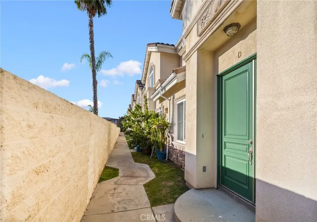 Photo 2 of Sale Pending at 841 S Greenwood #D, Montebello, CA 90640 | MLS# WS25269375 | Listing updated on 2026-10-06