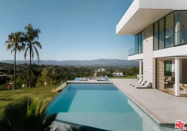 3rd image of 16187 Royal Oak Rd, Encino, CA 91436 | MLS# 25619317