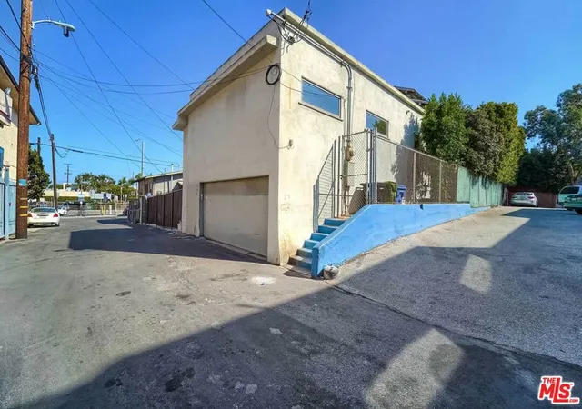 4th image of 109 Dudley Ave, Venice, CA 90291 | MLS# 25626015