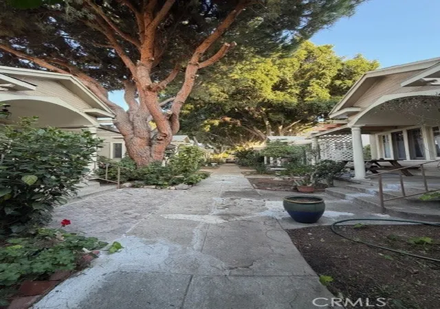 Listing Photo 4 - Condo for sale in building located at 1537 N Serrano Ave, Los Angeles, CA 90027