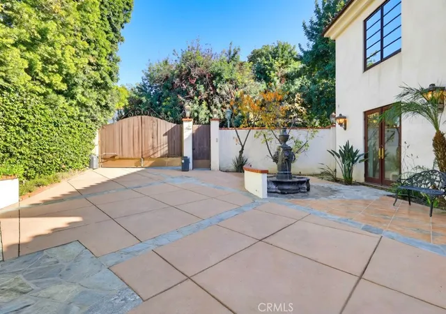2nd image of 1805 Outpost Dr, Los Angeles, CA 90068 | MLS# AR25271865