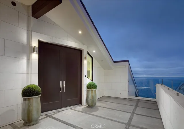 3rd image of 33 Bay Dr, Laguna Beach, CA 92651 | MLS# NP25262723