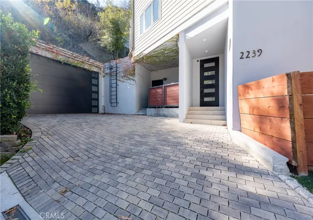 3rd image of 2239 Laurel Canyon, Los Angeles, CA 90046 | MLS# GD25274416