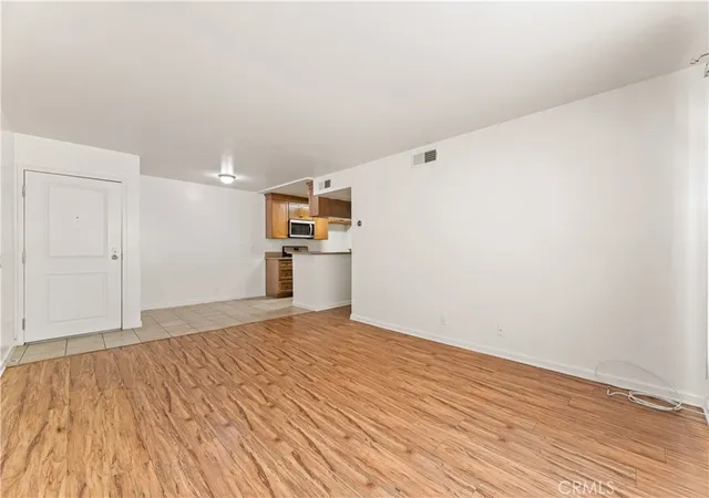 3rd image of 20327 Saticoy St #102, Winnetka, CA 91306 | MLS# SR25261765