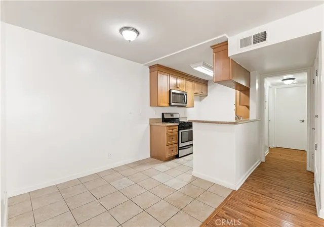5th image of 20327 Saticoy St #102, Winnetka, CA 91306 | MLS# SR25261765