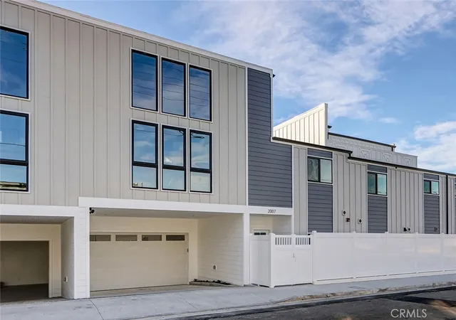 Photo 1 of Townhouse for sale at 2009 Blossom Ln, Redondo Beach, CA 90278 | MLS# PV25276764 | Listing updated on 2026-10-06