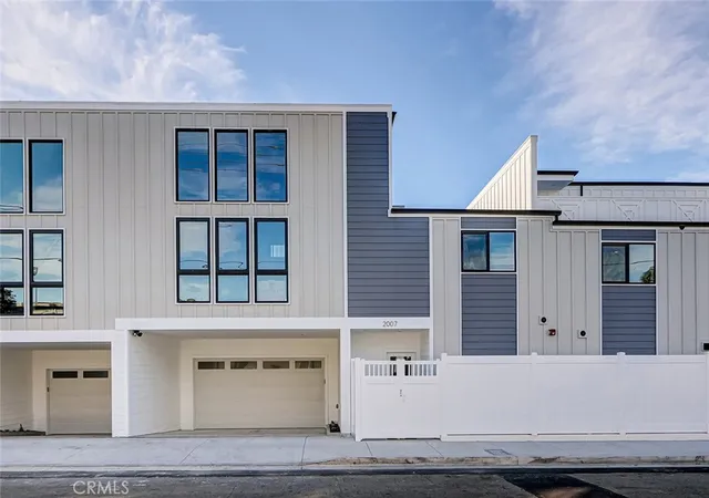 Photo 2 of Townhouse for sale at 2009 Blossom Ln, Redondo Beach, CA 90278 | MLS# PV25276764 | Listing updated on 2026-10-06