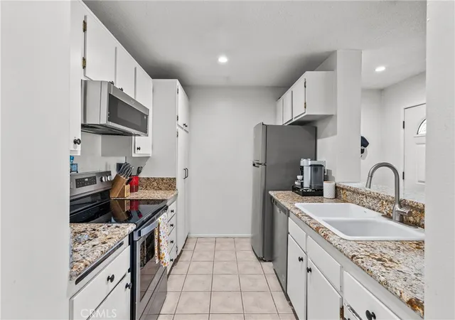 3rd image of 25736 Player Dr #R4, Valencia, CA 91355 | MLS# SR25270583