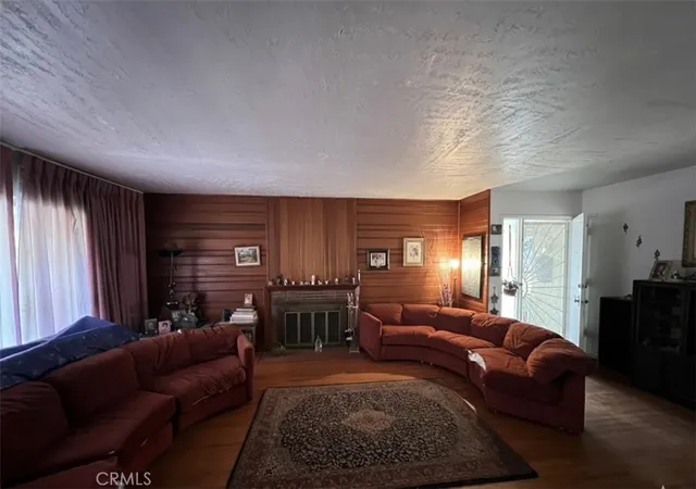 2nd image of 3013 Halldale Ave, Los Angeles, CA 90018 | MLS# DW25279578