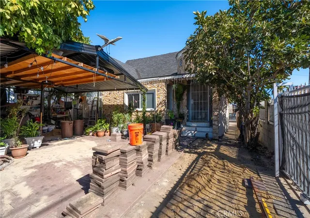 Photo 4 of Sale Pending at 8710 Hooper Ave, Los Angeles, CA 90002 | MLS# SR25279604 | Listing updated on 2025-12-24
