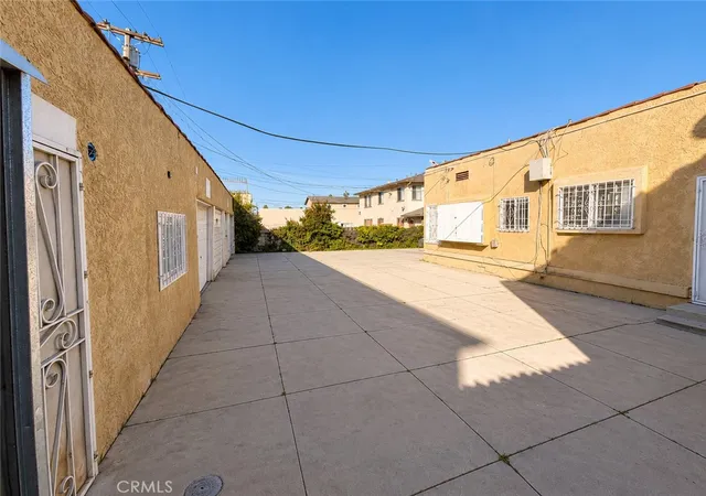 7th image of 6121 10th, Los Angeles, CA 90043 | MLS# DW25281483
