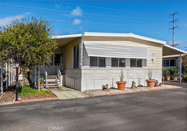Photo 3 of Manufactured home for sale at 1701 S Thornburg St #122, Santa Maria, CA 93458 | MLS# PI25281103 | Listing updated on 2026-10-02