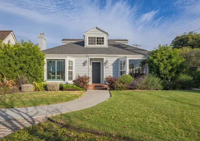 1st image of 247 Oak St, Salinas, CA 93901 | MLS# ML82030255