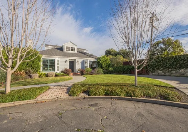 2nd image of 247 Oak St, Salinas, CA 93901 | MLS# ML82030255