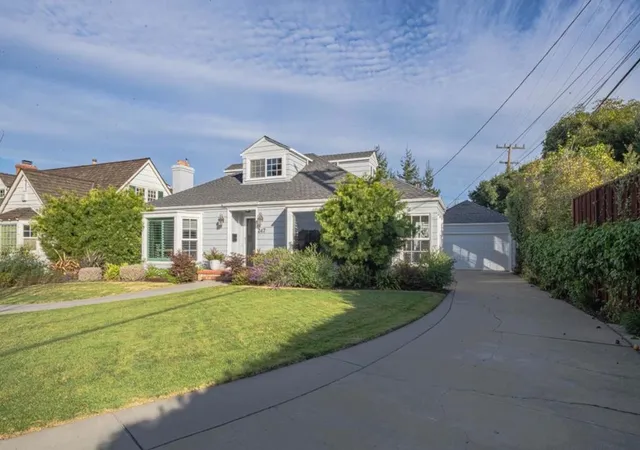 3rd image of 247 Oak St, Salinas, CA 93901 | MLS# ML82030255