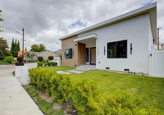 3rd image of 14955 Hartsook, Sherman Oaks, CA 91403 | MLS# GD26002967