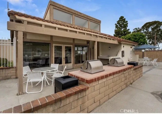 image of 4791 Lago Dr, Huntington Beach, CA 92649