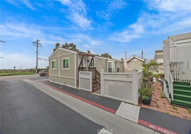 3rd image of 1660 Whittier Ave #3, Costa Mesa, CA 92627 | MLS# PW25279963