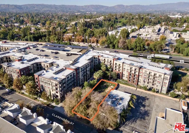 2nd image of 22045 Clarendon St, Woodland Hills, CA 91367 | MLS# 26634677