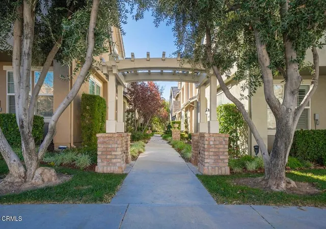 3rd image of 27285 Blue Spruce Pl, Valencia, CA 91354 | MLS# P1-25359