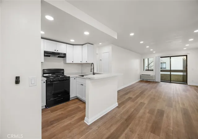 3rd image of 600 W 3Rd, Santa Ana, CA 92701