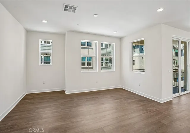 4th image of 969 W Dhalia St, Compton, CA 90220 | MLS# OC26008384