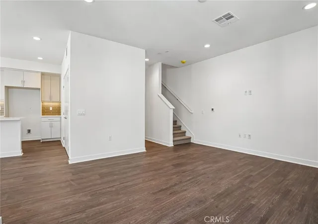 5th image of 969 W Dhalia St, Compton, CA 90220 | MLS# OC26008384
