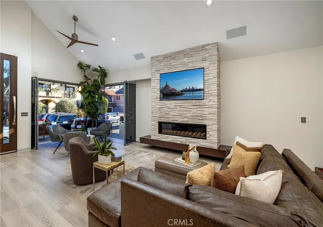 3rd image of 29 W Neapolitan, Long Beach, CA 90803 | MLS# OC26005747