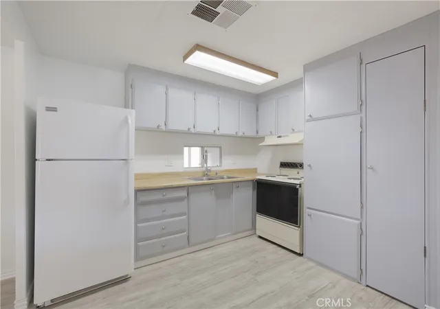 Photo 3 of Manufactured home for sale at 725 W Thornton #41, Hemet, CA 92543 | MLS# SW26008454 | Listing updated on 2026-04-13