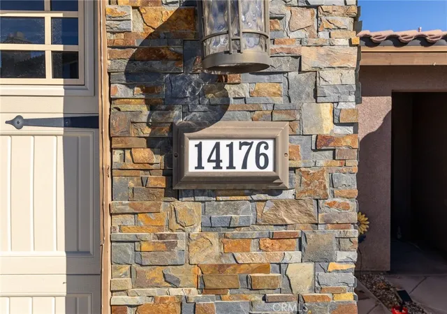 Listing Photo 2 - Condo for sale in building located at 14176 Kiowa, Apple Valley, CA 92307