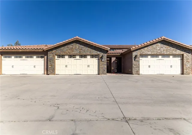 Listing Photo 3 - Condo for sale in building located at 14176 Kiowa, Apple Valley, CA 92307