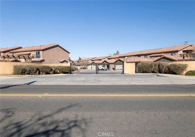 Listing Photo 4 - Condo for sale in building located at 14176 Kiowa, Apple Valley, CA 92307