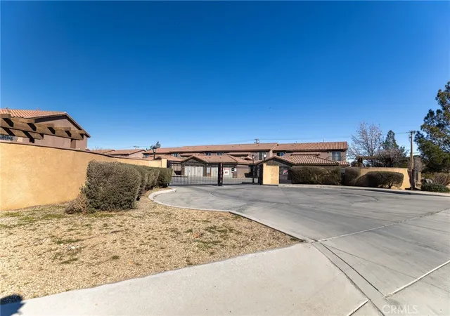 Listing Photo 5 - Condo for sale in building located at 14176 Kiowa, Apple Valley, CA 92307