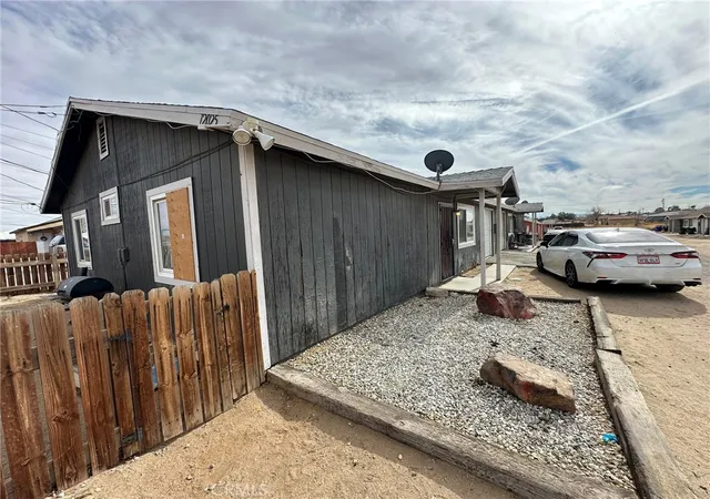Listing Photo 4 - Condo for sale in building located at 12025 Chamberlaine Wy, Adelanto, CA 92301