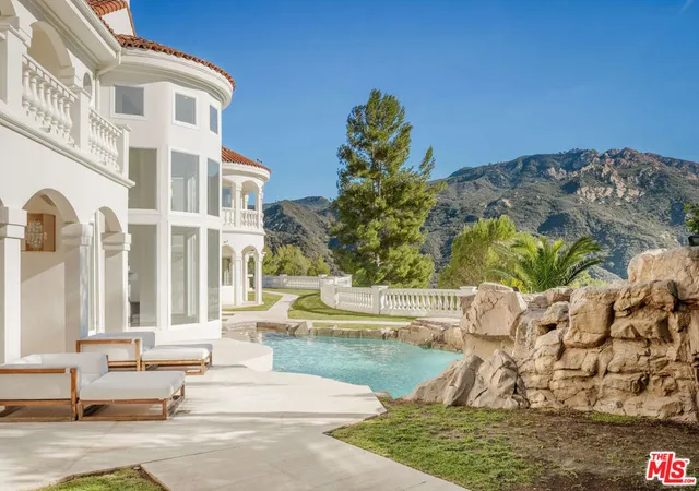 Homes for sale in Calabasas, CA | 25665 Mulholland Hwy, Calabasas, CA 91302 | MLS# 26638007