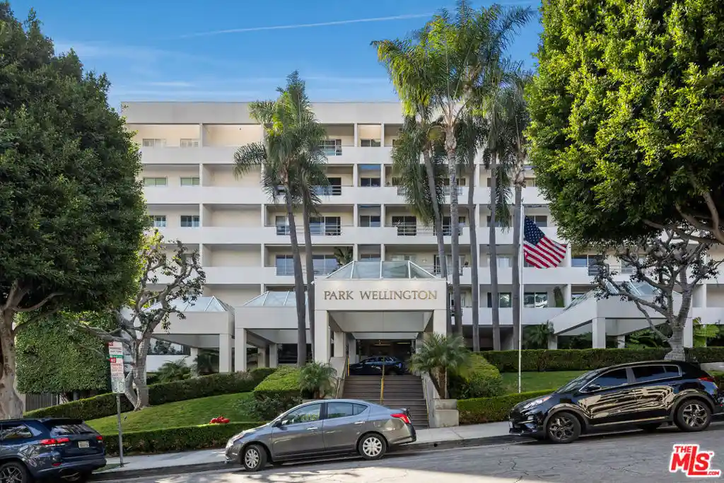 Listing Photo 2 - Condo for sale in 1131 Alta Loma Rd located at 1131 Alta Loma Rd, West Hollywood, CA 90069 - Unit #412