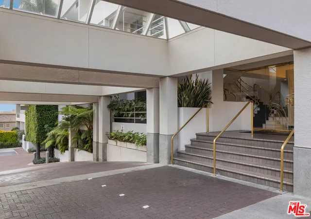 Listing Photo 4 - Condo for sale in building located at 1131 Alta Loma Rd, West Hollywood, CA 90069 - Unit #412