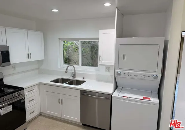 3rd image of 18350 Hatteras St, Tarzana, CA 91356