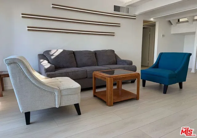 5th image of 18350 Hatteras St, Tarzana, CA 91356