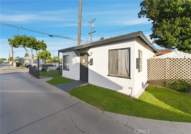 Listing Photo 4 - Condo for sale in building located at 5222 Live Oak, Cudahy, CA 90201