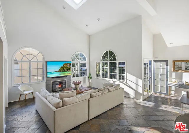 Photo 3 of Single family home for sale at 8032 Willow Glen Rd, Los Angeles, CA 90046 | MLS# 26639647 | Listing updated on 2026-09-19