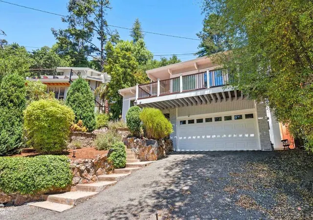 Photo 2 of Single family home for sale at 18 Conrad Ct, Oakland, CA 94611 | MLS# 41121957 | Listing updated on 2026-09-07