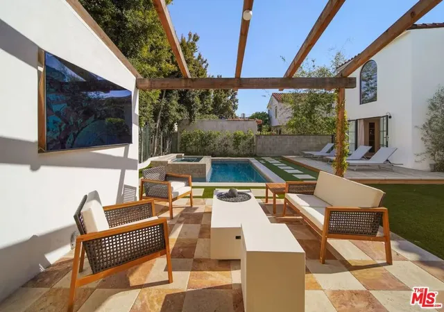 3rd image of 180 S Vista St, Los Angeles, CA 90036 | MLS# 26640721