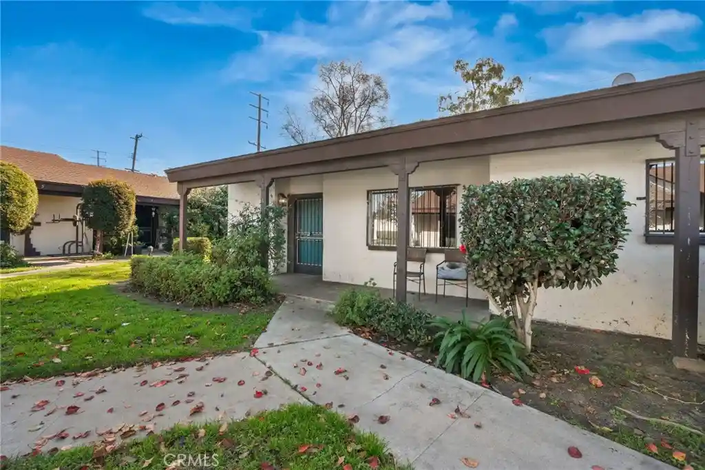 Listing Photo 1 - Condo for sale in 2011 W Katella located at 2011 W Katella, Anaheim, CA 92804 - Unit 2011 W Katella