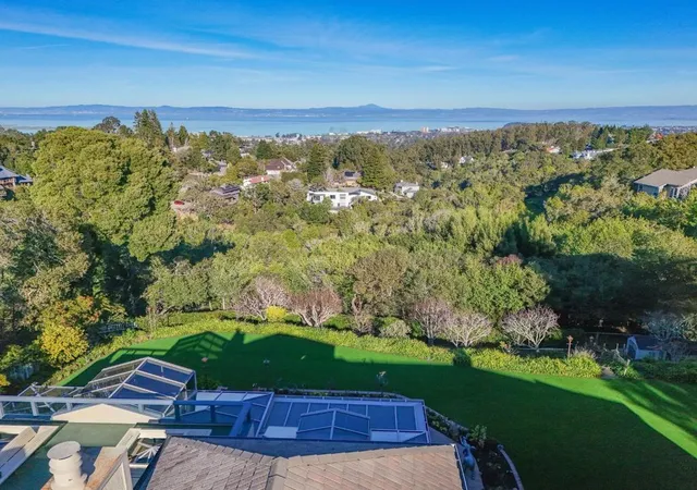 2nd image of 2930 Privet Dr, Hillsborough, CA 94010 | MLS# ML82032512