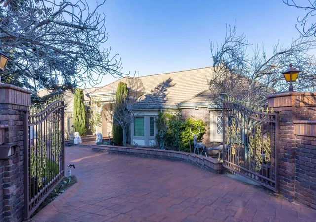 3rd image of 2930 Privet Dr, Hillsborough, CA 94010 | MLS# ML82032512