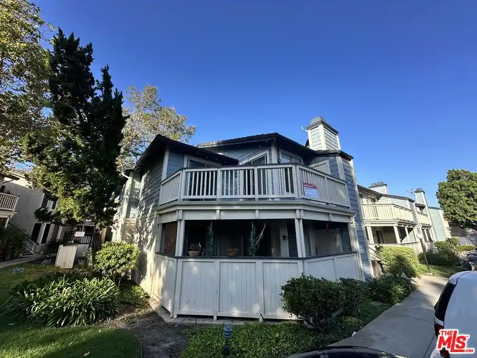 Listing Photo 2 - Condo for sale in 2486 Pleasant Wy located at 2486 Pleasant Wy, Thousand Oaks, CA 91362 - Unit 2486 Pleasant Way