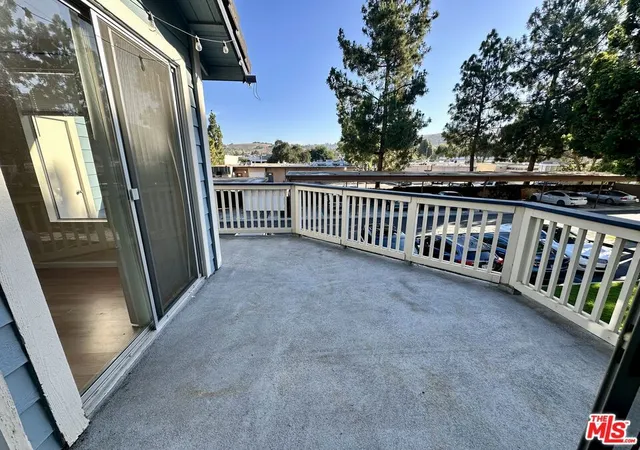Listing Photo 3 - Condo for sale in building located at 2486 Pleasant Wy, Thousand Oaks, CA 91362 - Unit #H