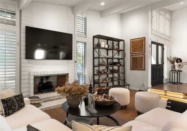 Photo 3 of Single family home for sale at 3960 Ellenita, Tarzana, CA 91356 | MLS# SR26020511 | Listing updated on 2026-10-01