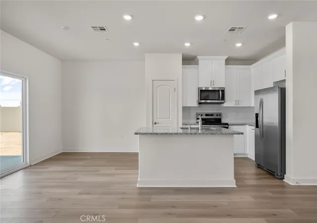 3rd image of 14792 Desert Lily Ct, Apple Valley, CA 92307 | MLS# SW26021598